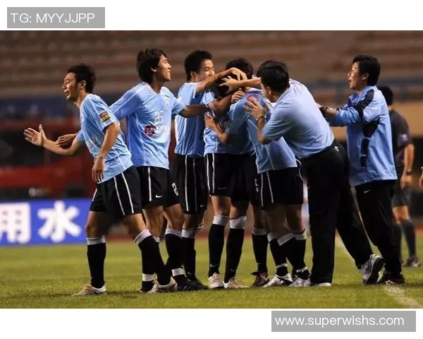 广州足球队的默契配合与战术分析探讨之路