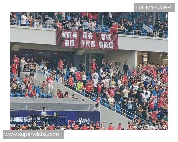 最新足球明星闪耀成都球场引发球迷热潮盛况空前