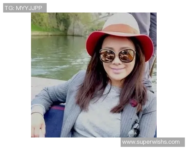 足球明星与女星携手共度甜蜜时光揭秘他们的爱情故事与生活点滴