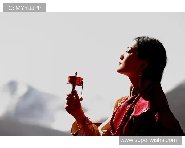 藏族美女足球明星的魅力与风采展现于绿茵场上