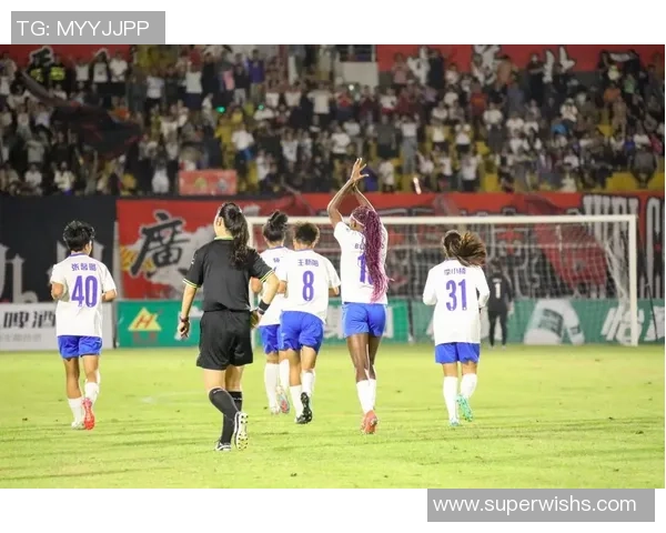 杨蒙恩对足球明星的热爱与追随背后的故事与情感分析